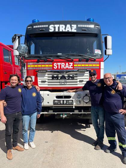 "Con mi mujer, Nora Varon, junto a Martín Cuinat y Eduardo Barriosacio, en modo bomberos. Si no fuera por ella nada de esto seria posible. Tuve que meterle muchas horas a esto y ella bancó con mi hijo recién nacido"
