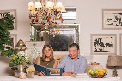 Con Mia, que tiene 18 años, mirando fotos familiares.