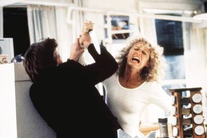 Con Michael Douglas, en su papel inolvidable que popularizó el término bunny boiler, la hierve-conejos