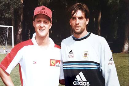 Con Michael Schumacher, séptuple campeón mundial de Fórmula 1, en un entrenamiento de la selección en Ezeiza.