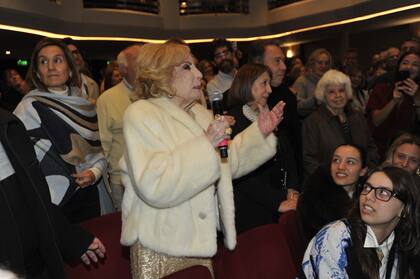 Con micrófono en mano, la diva aprovechó la ocasión para dedicarle una tiernas palabras al elenco y a los creadores del aplaudido musical