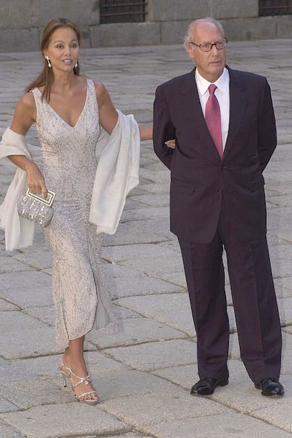 Con Miguel Boyer inició un romance cuando los dos todavía estaban casados con sus respectivas parejas. Ella era la mujer de Carlos Falcó, el V marqués de Griñón. Él era el ministro de Economía de Felipe González y el affaire fue explosivo. Hoy Isabel admite que Boyer fue el amor de su vida