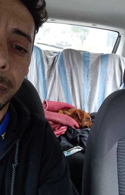 Con Miguel, quien lo fue a buscar y lo trasladó hasta la clínica veterinaria.