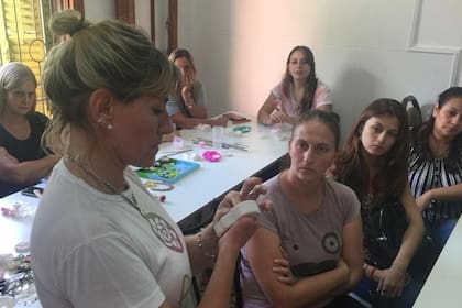 Con moldes y tutoriales, Nery construyó un negocio del que hoy vive toda su familia