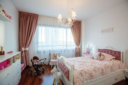 “Con More somos muy unidas. Nos encanta jugar juntas a la maquilladora o la peinadora. Ella es una miniartista”, dice de su hija de 5 años, a la que le armó un cuarto “de princesas” con muebles, blanquería y cortinas de Reino Lejano