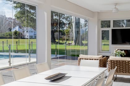 Con mosquiteros, las ventanas laterales de PVC se pueden abrir para lograr ventilación cruzada.