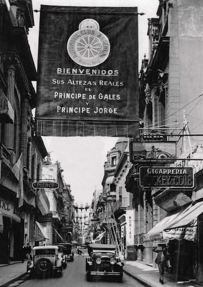 Con motivo de la visita de lso príncipes Eduardo y Jorge, en 1931, el ACA colocó una gran pacarta dándoels la bienvenida sobre la calle Florida.