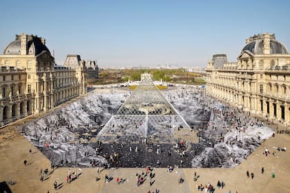 Con motivo del 30 aniversario de la Pirámide del Louvre en 2019, JR creó un gigantesco collage con la ayuda de 400 voluntarios que ayudaron a cortar y pegar las 2000 tiras de papel, convirtiéndolo en el pegado más grande jamás realizado por el artista