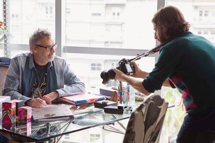 Benito vive en un edificio emblemático de la ciudad, y tiene su oficina a sólo una cuadra. Acá, con nuestro compañero de equipo Gaspar Kunis, encargado de registrar el video.