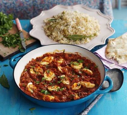 Con mucho curry, así se come en India.