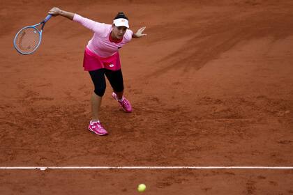 Con mucho más abrigo del habitual, Azarenka volvió a jugar y finalmente pasó la primera rueda en Roland Garros