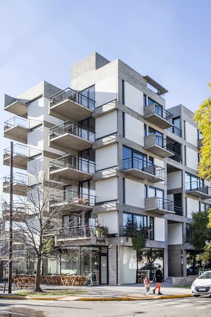 Con múltiples sustracciones y extensiones semicubiertas, el diseño asegura que cada departamento cuente con salida al exterior y buena iluminación.