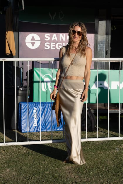 Con musculosa tejida, falda de seda, botas y bandolera de gamuza con flecos y lentes de sol, María Vázquez miró todo el partido desde el costado del palenque