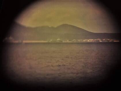 Con muy poca claridad se puede ver al Canberra, uno de los buques de transporte de tropas con los que contaban las fuerzas británicas.