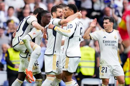 Con Nacho y Bellingham en primer plano, los jugadores de Real Madrid festejan uno de los goles ante Cadiz