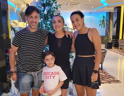 Con Natalia, su compañera de vida, y sus dos hijos: Valentina y Bautista.