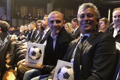 Con Néstor Gorosito, recibiendo los premios al mejor jugador y el mejor DT de la Copa Superliga 2019, lograda por Tigre.