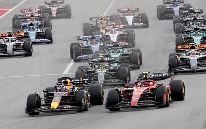 Con neumáticos medios, Max Verstappen domina a Carlos Sainz, que calzó compuesto blando para la largada del Gran Premio de España; el neerlandés ganó por tercera vez en el circuito de Montmeló