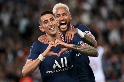 Con Neymar, el "corazón" de Di María, luego de marcar el gol