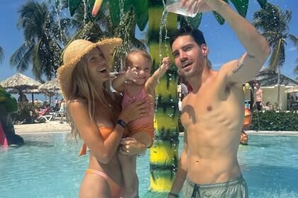 Con
Nicolás y su hija Vita
en una de las piletas
del hotel 5 estrellas
donde se hospedaron.
