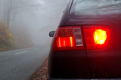 Con niebla, se recomienda usar las luces antiniebla y evitar las balizas mientras el vehículo está en movimiento