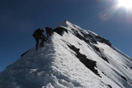 Con nieve, el duro ascenso al Condoriri en Bolivia