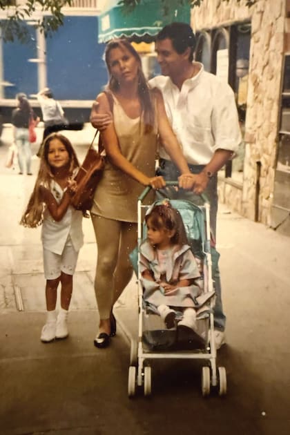 Con Nora Portela y Marcelo Bello, sus padres. En el cochecito, Thais, su hermana menor.