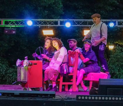 Con nuevas canciones del maestro Carlos Gianni, La Cacharro Banda es disfrutable tanto por el público infantil como por los espectadores adultos