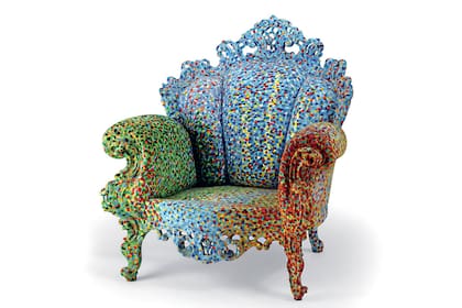 Con obsesión puntillista, la poltrona Proust de Alessandro Mendini también se expone en el Palacio Errázuriz Alvear