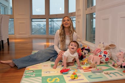 Con Oli, la primera hija de Sofía y Kun. “Le encanta jugar con pelotas”, dice Sofía y cuenta que una de sus favoritas es una pelota que tiene impresa la cara de Diego Maradona, el abuelo de Benjamín, su hermano, quien juega en la octava división de Independiente.