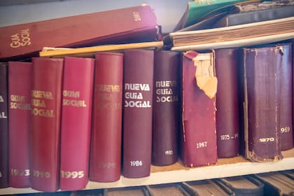 Con orgullo exhibe su biblioteca donde se amontonan decenas de guías que publicó cada dos años, en forma ininterrumpida, entre 1965 y el 2009