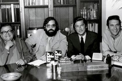 Mario Puzo, Francis Ford Coppola y Robert Evans en la presentación del proyecto, cuyo rodaje será reconstruido en una miniserie que se estrenará el 28 de abril, The Offer, por Paramount+