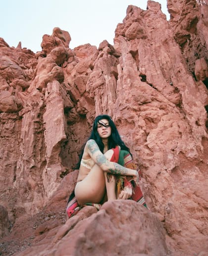 "Con Otra" pertenece al último álbum de estudio de Cazzu titulado Latinaje