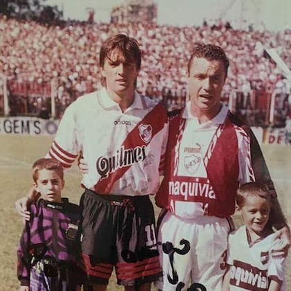 Con Pablo Erbín, uno de los amigos que le dio el fútbol, en un River-Platense