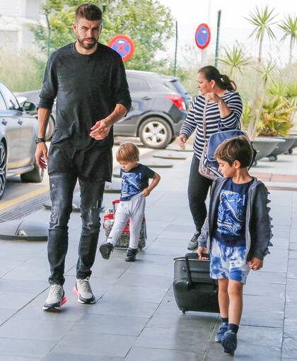 Con papá. Gerard Piqué al llegar al aeropuerto de Barcelona junto a sus hijos, Milan y Sasha, luego de una breve estadía en Roma