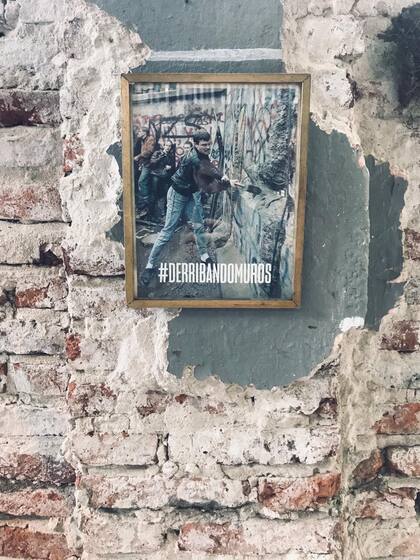 Con paredes picadas e imágenes alusivas a la caída del Muro, los creadores de Mauer invitan a “derribar todos los muros que hay hoy en la sociedad”.