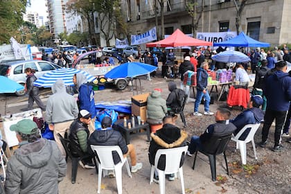 Con parrillas móviles y música en vivo, los feriantes reclamaron una respuesta del gobierno local
