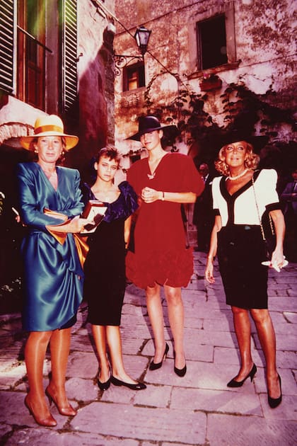 Con parte de la familia real italiana, los Saboya. María Beatrice era su íntima amiga