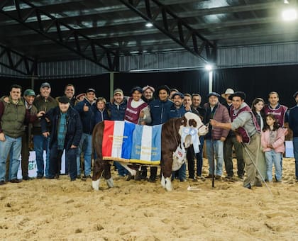Con parte de su equipo de trabajo, cuando la cabaña Santa Irene recibió el máximo galardón en machos en las Nacionales de la raza Braford