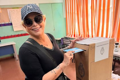 Con pasado de vedette, la comediante y conductora televisiva Carmen Barbieri fue una de las tantas famosas que emitieron su voto en el día de hoy