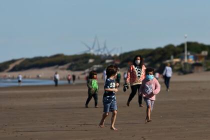 Martín, Faustino y Dalma disfrutan de correr por la arena