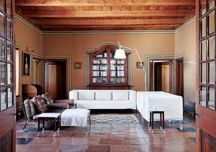 Con patas transparentes, los sillones diseñados por Philippe Starck para la firma italiana Driade conectan con sutileza pasado y presente. Sillones de cuero de B&B Italia y lámpara 'Tolomeo Mega' de Artemide.