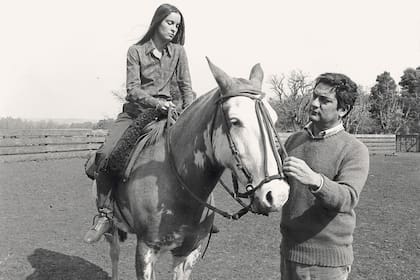 Con Patricia Langan, su tercera mujer, en “La Peregrina”, la estancia de Balcarce en la que creció y era su lugar en el mundo