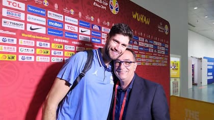 Con Patricio Garino, en el Mundial de Básquet de China 2019; su relación con los jugadores es de afecto.