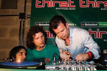 Con Paul Oakenfold, el superstar DJ inglés que lo apadrinó en su despegue internacional hace 20 años