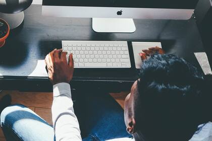 Con pequeños estímulos que alimentan nuestro ego, las redes sociales compiten por nuestra atención.