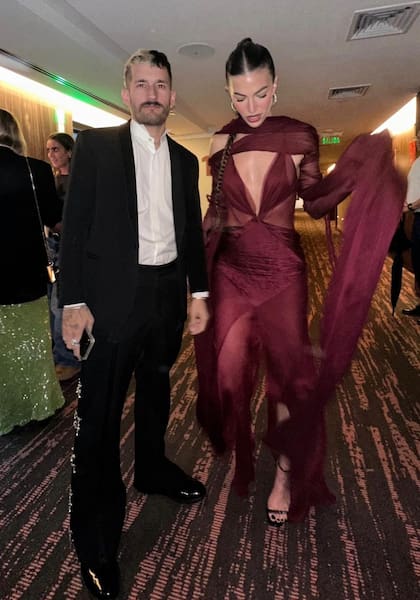 "¡Con permiso pero vamos!" Stefi Roitman, elegante, compartió en sus redes sociales una foto junto a su marido Ricky Montaner listos para la boda