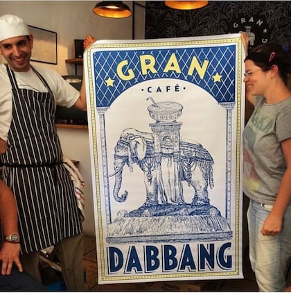 Con Philippa Robson y la gráfica de su restaurante