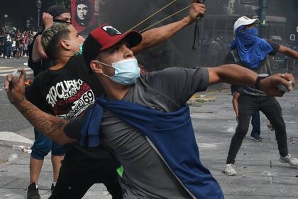 Con piedras y gomeras, los manifestantes atacan el Congreso