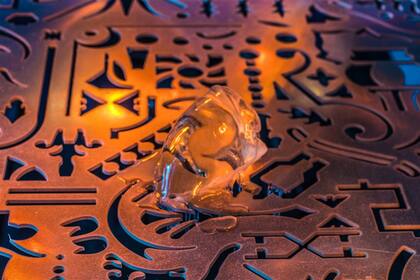 Con piezas de gelatina que se derriten, Ferrer evoca el ciclo de nacimiento, muerte y resurrección